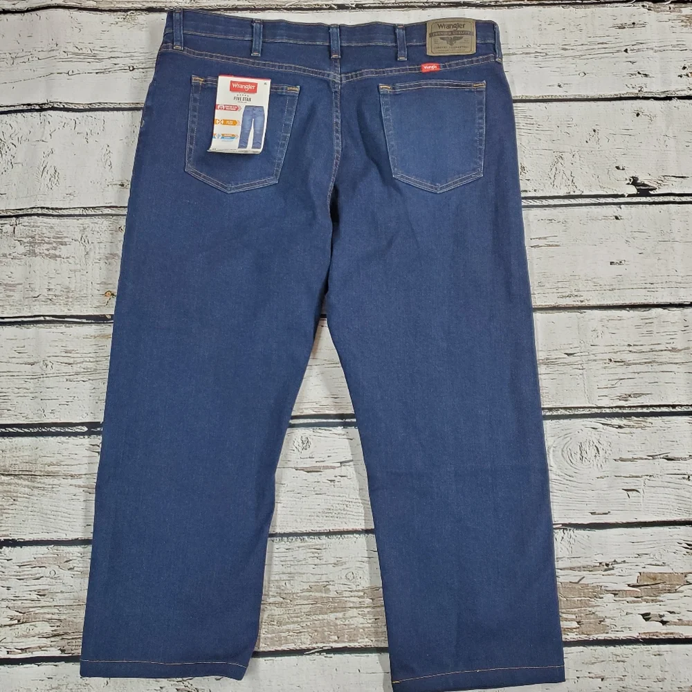 NWT wrangler regular fit mens jeans. Performance series. Size 40/25